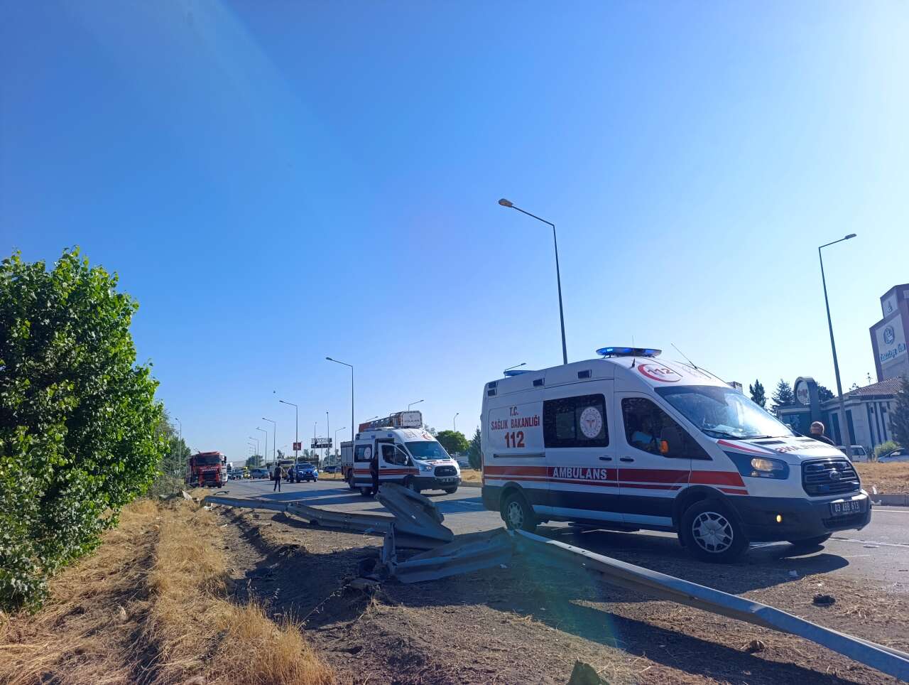 Bariyerlere çarpan yolcu otobüsü devrildi! 22 yaralı var 3